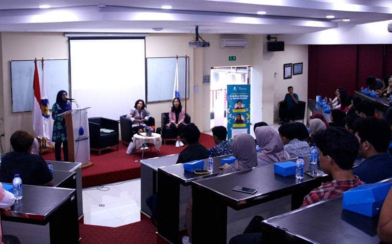 Mengikuti Seminar Wirausaha